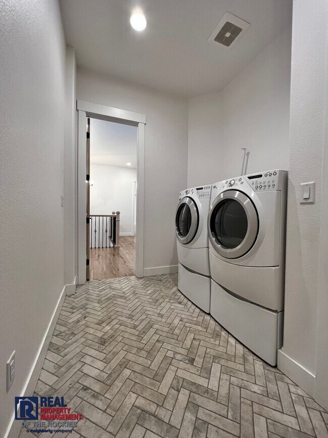 Building Photo - Gorgeous 4 bed 3 bath + Office home located on the 12th Tee of the TPC golf Course!