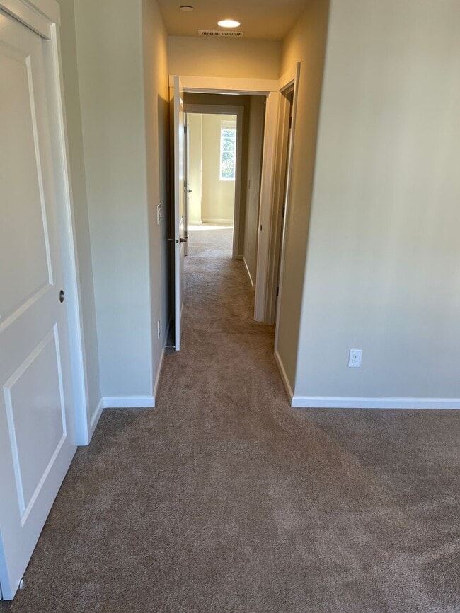 Building Photo - Bethany Townhouse