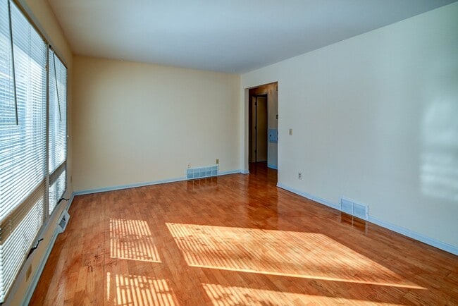 Building Photo - 12 Brompton Cir