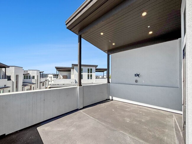 Building Photo - Stunning 3BD/2.5BA Townhouse in Mission Va...