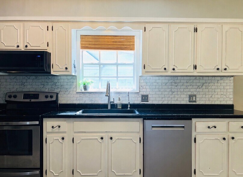 Building Photo - 3749 Philwood Ave