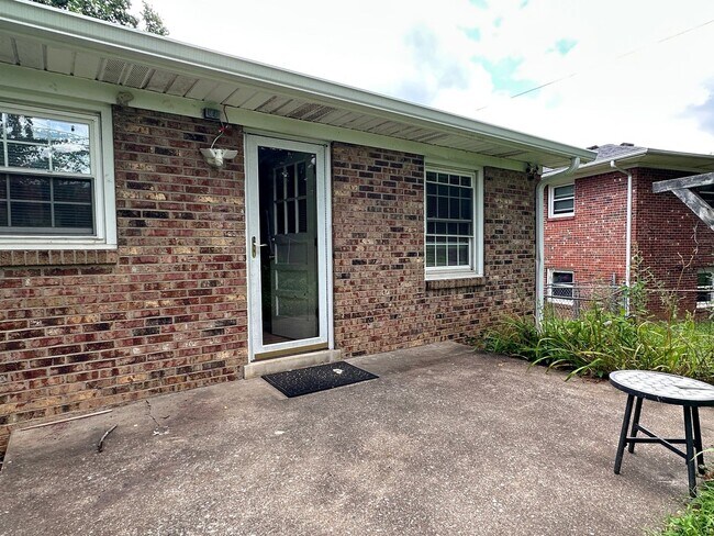 Building Photo - Beautiful House in Tates Creek! 3 BR, 2.5 ...