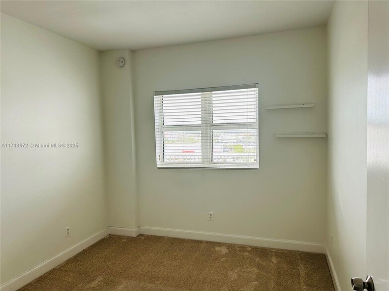 Building Photo - 14951 Royal Oaks Ln
