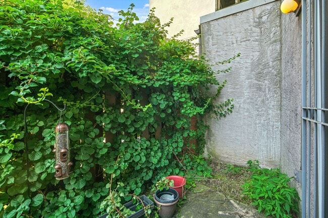 Building Photo - Beautiful Bella Vista Three Bedroom Townhome with Parking