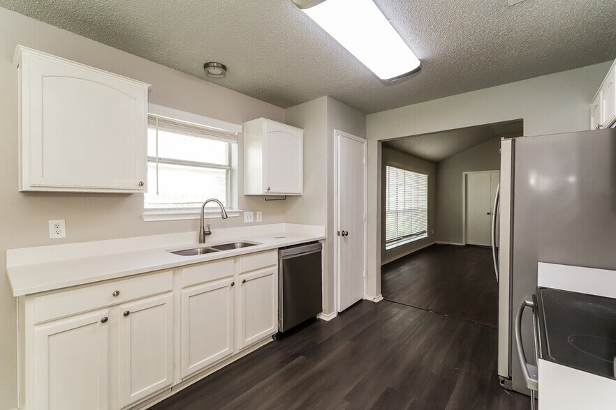 Building Photo - 1121 Sandalwood Dr