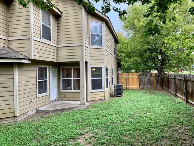 Building Photo - Lovely 3 bedroom, 2.5 bathroom Duplex in A...