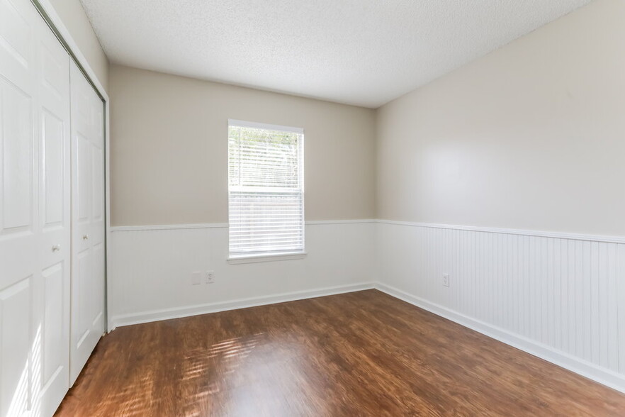 Building Photo - 3233 Chantilly Ct