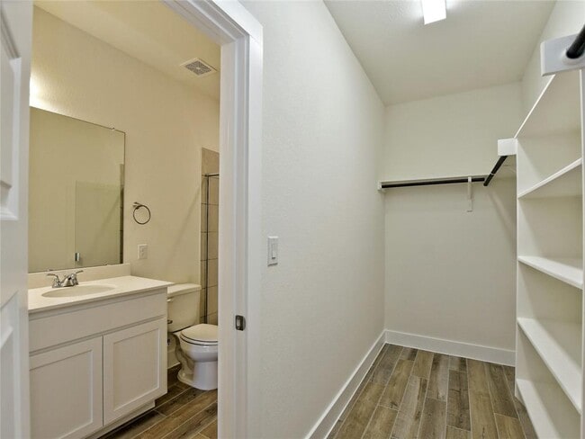 Building Photo - 412 Parkline Dr