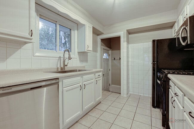 Building Photo - 1595 N McKinley Rd