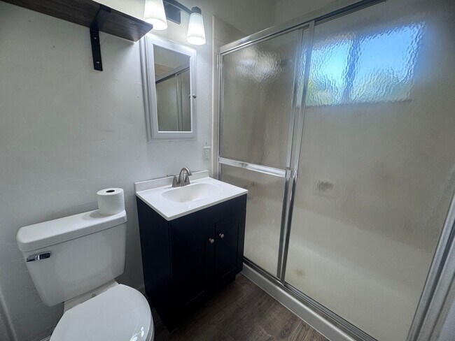 Building Photo - 2-Bedroom Home in the State Streets!