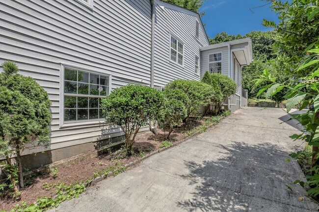 Building Photo - 507 Boulevard NE