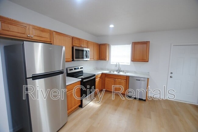 Building Photo - 5621 Overlook Dr E
