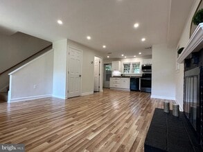 Building Photo - 411 Hampton Ct