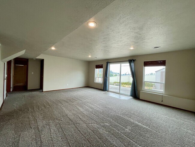 Building Photo - Carnahan Hill Daylight Rancher