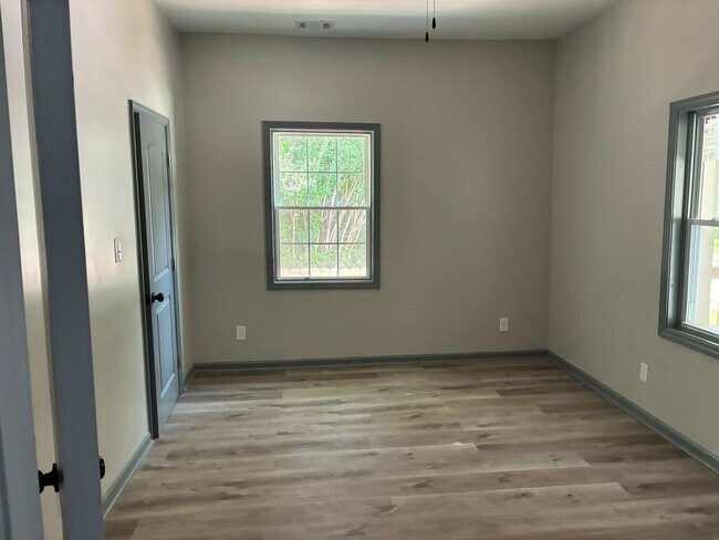 Building Photo - 542 Elm St
