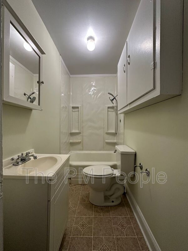 Building Photo - 113 S 7th St