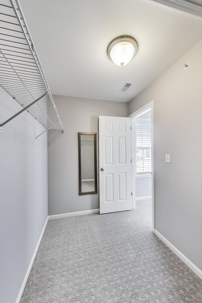 Building Photo - 10 N Dryden Pl