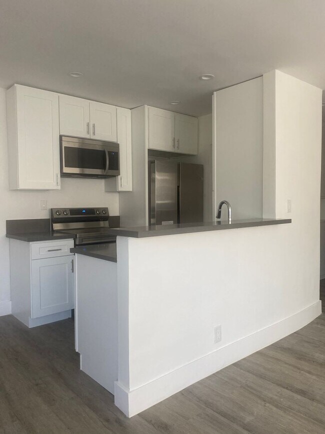 Building Photo - Top Floor 2bed2bath Apartment in Koreatown