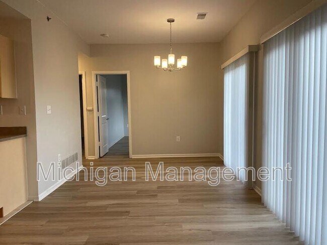 Building Photo - 2735 E Maple Rd