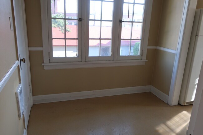 Building Photo - 527 Yakima St