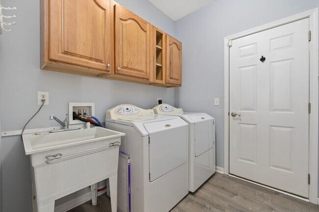 Building Photo - 414 Carriage Lake Dr