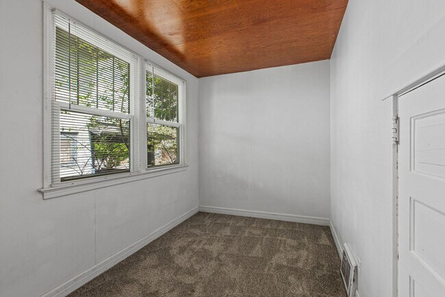 Building Photo - 8 Bedroom Home with 3 Kitchens Near UNC - Available as a single home or 2 separate units.