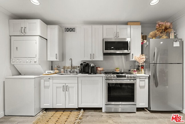 Building Photo - 906 Benedict Canyon Drive