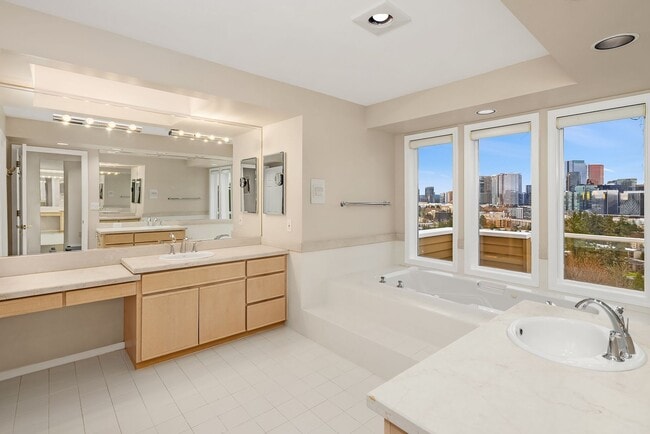 Building Photo - 9610 SE 7th St