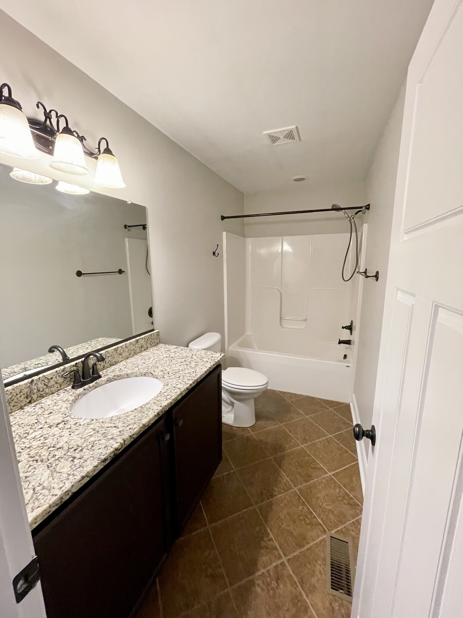 Master bathroom - 122 Capital St