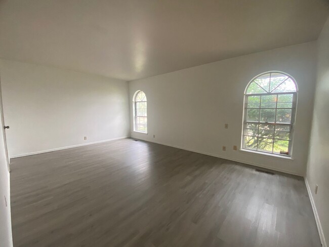 Building Photo - Spacious with great location and neighborh...