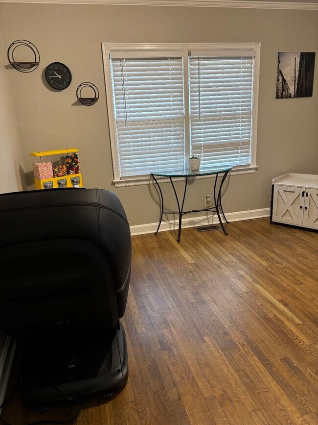 Building Photo - Fully Furnished and Move-in Ready: Charming 2BR/1BA Home