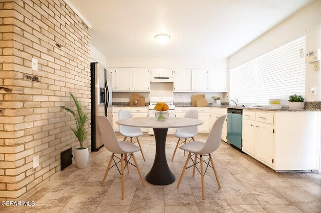 Building Photo - 6613 Southwind Dr