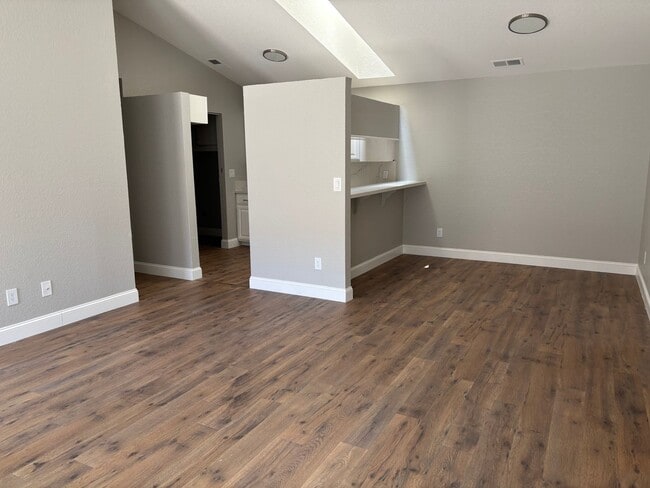Building Photo - Brentwood Townhouse in Gated Community!