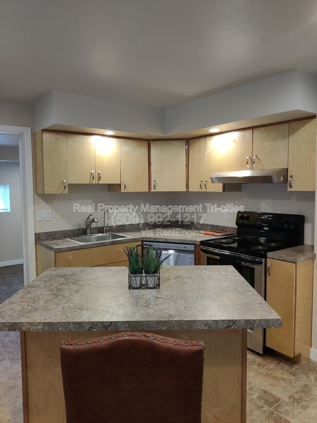 Building Photo - 44102 Dimmick Rd