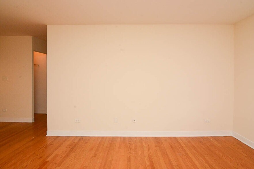 Building Photo - 639 W Wrightwood Ave