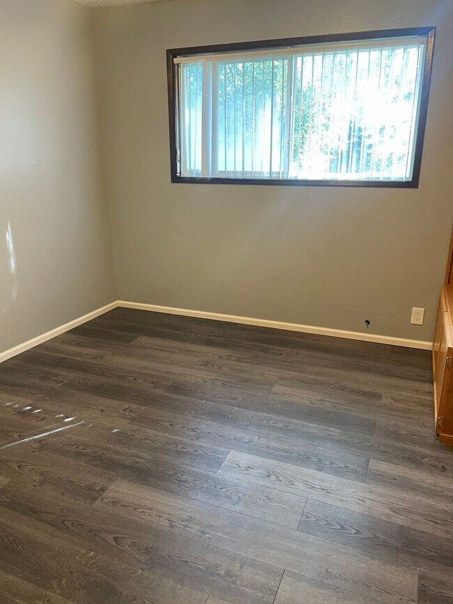 Building Photo - 1/2 Off First Full Months Rent w/ 12m Leas...