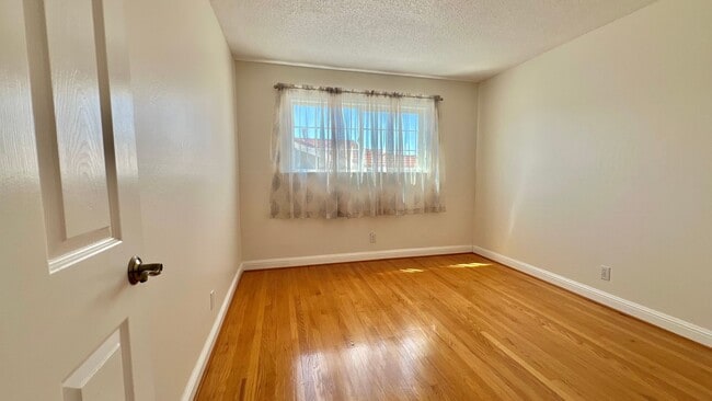 Building Photo - Gorgeous house - Huge Backyard with Bonus ...