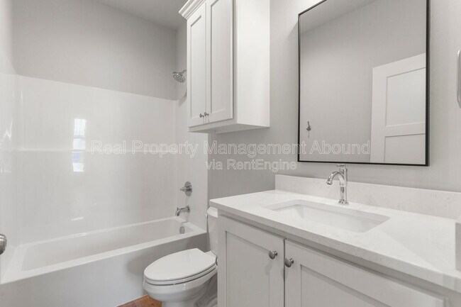 Building Photo - 101 E 11th St