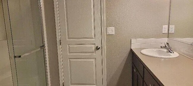 Building Photo - 544 SE Casting St