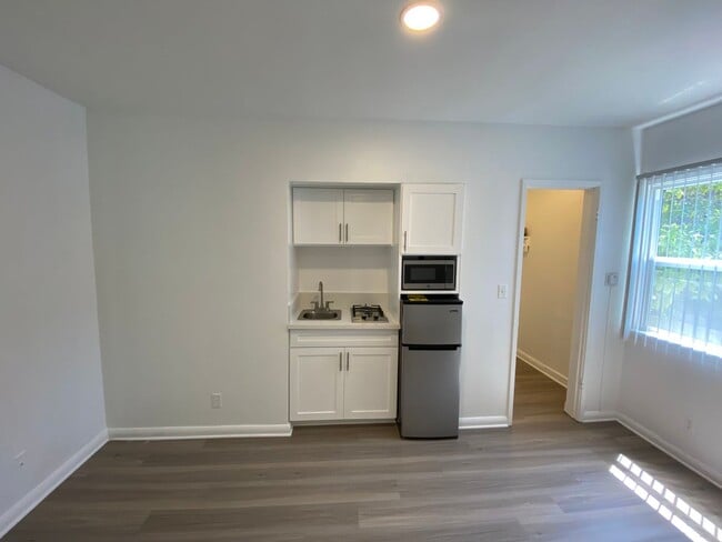 Interior Photo - 944 Tiverton Avenue