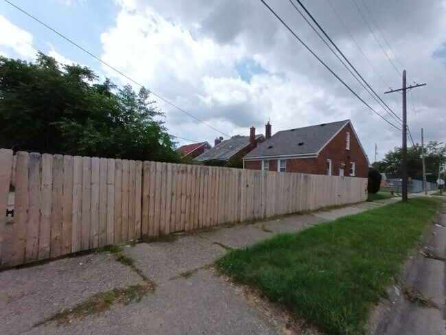 Building Photo - 3 bedroom 1.5 bath brick bungalow - AVAILA...