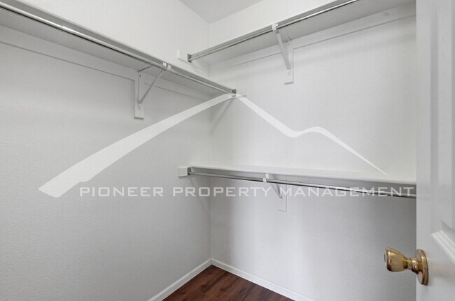 Building Photo - Spacious Home with Central AC and Washer/Dryer