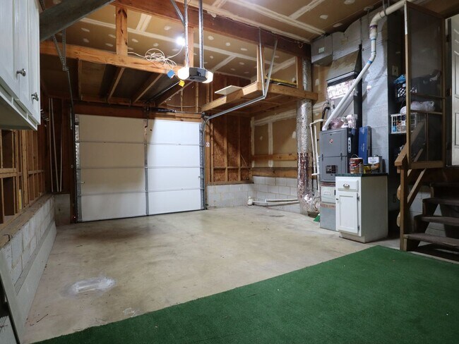 Building Photo - Spacious 4-Bedroom with Fenced Yard, Deck,...