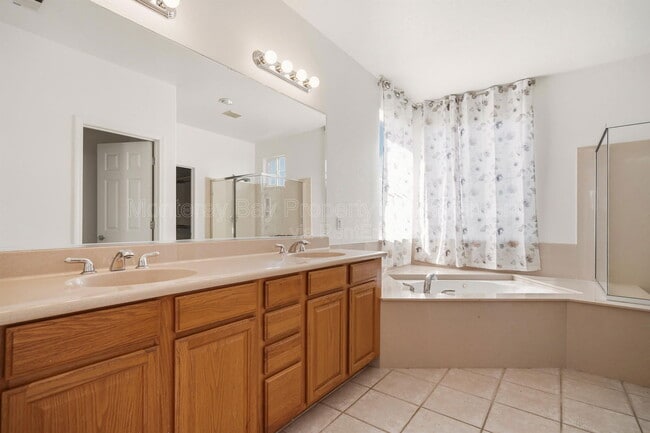 Building Photo - 4725 Sea Ridge Ct