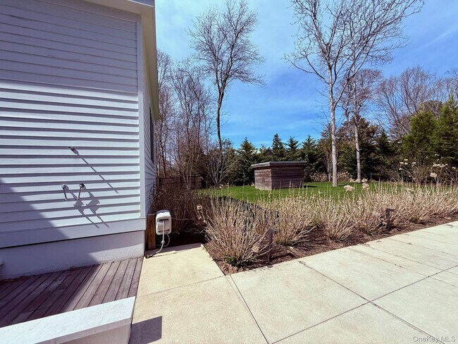 Building Photo - 323 Division St