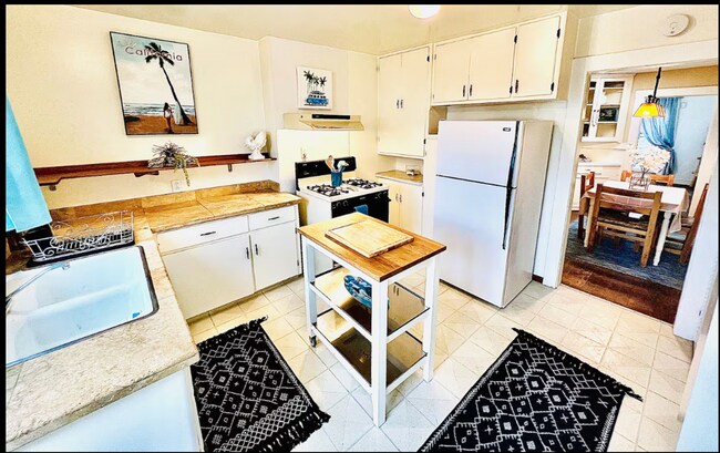 Building Photo - Coastal Charm in the Heart of Encinitas – 2 Bed, 1 Bath Avail 12/1