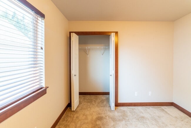 Building Photo - Large and Luxurious 2013 Built Home!