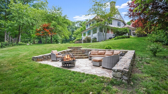 Building Photo - 7 Mayflower Ln