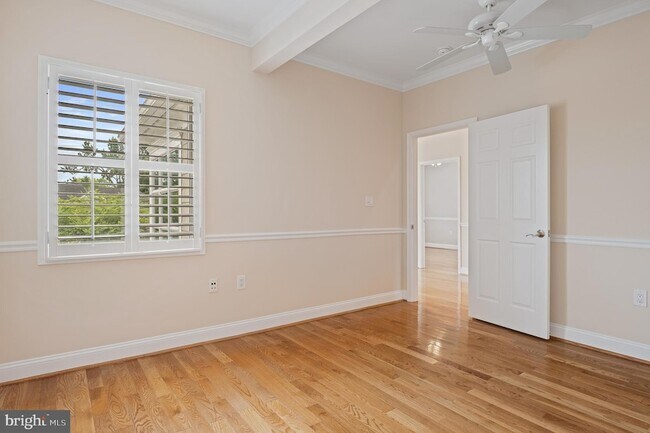Building Photo - 5905 Lone Oak Dr