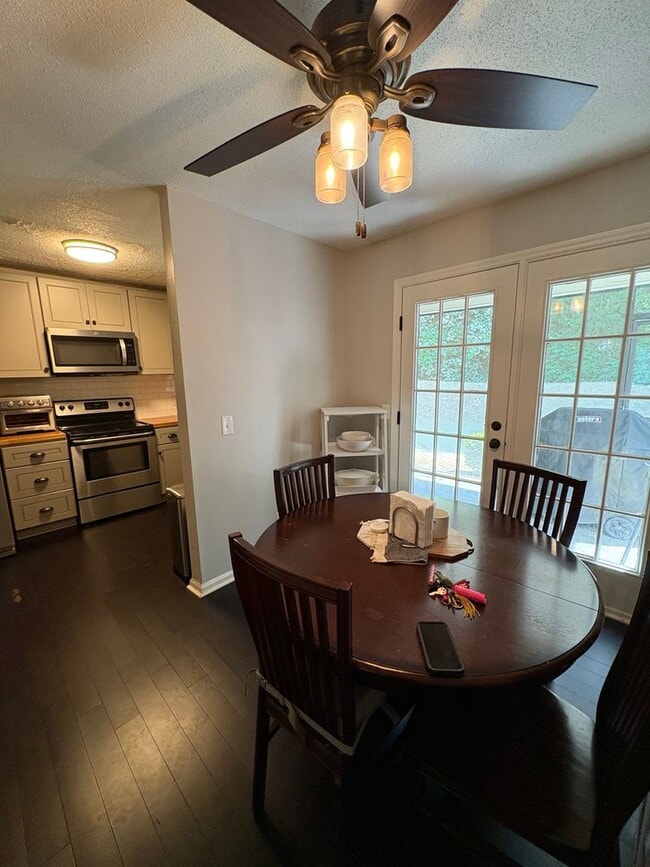 Building Photo - Lovely 2 bedroom 1.5 Bath